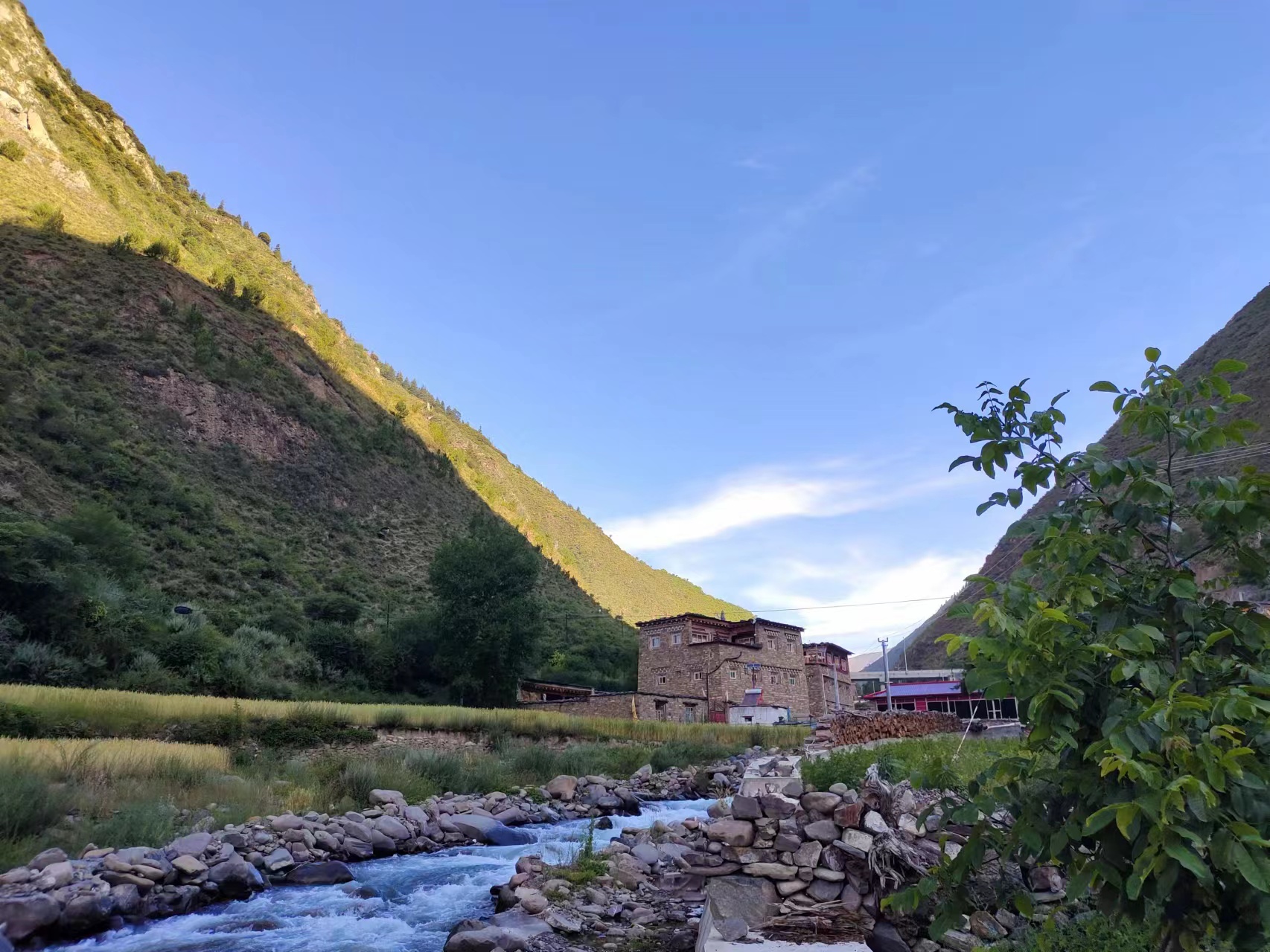 新龙县子拖西通乡油路建设工程(图1)